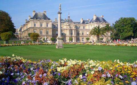Enjoy the green haven of the Jardin du Luxembourg